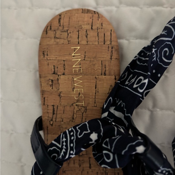 Nine West Sz 10 Bandana Blue White tie sandals flip flops boho hippy - Picture 2 of 11